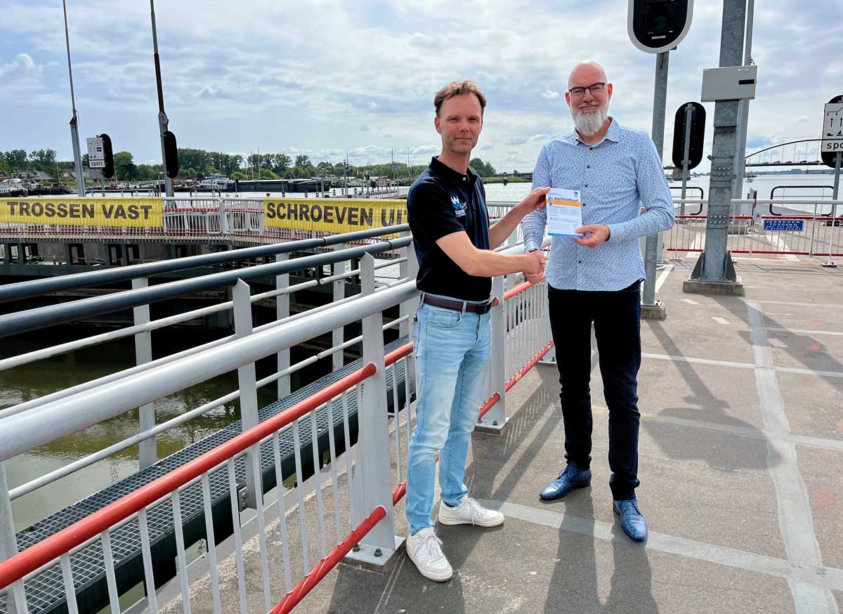 Campagneleider Leon Hoogsteen (links) overhandigt de marifoonkaart aan Bas Struijk Overhandiging marifoonkaart
