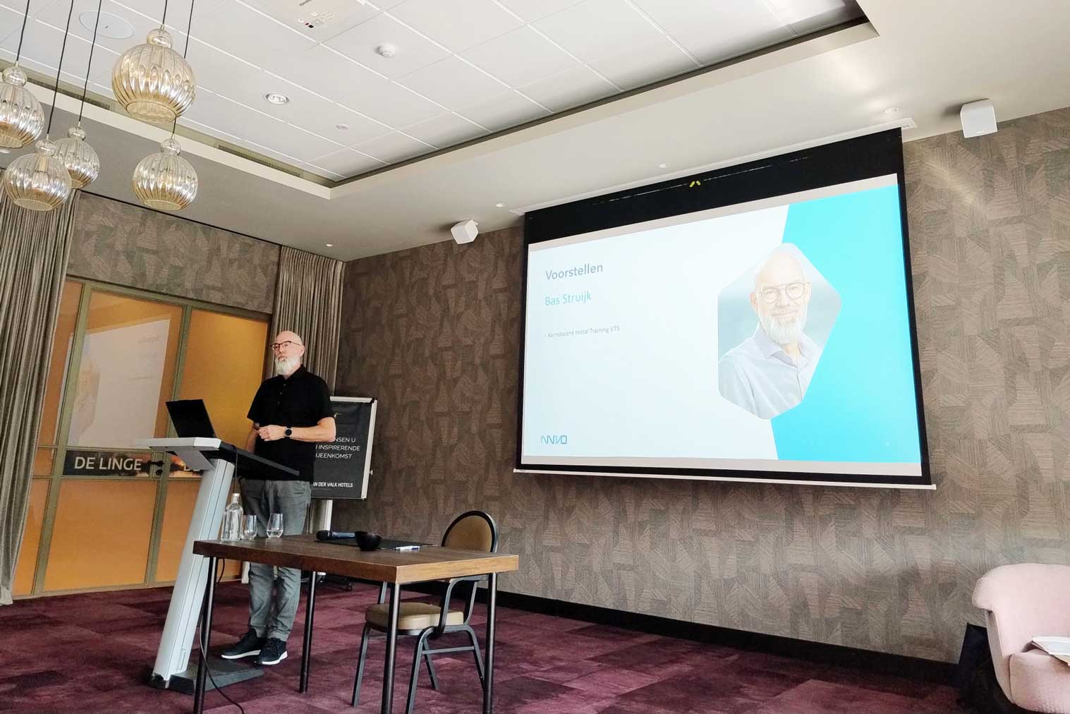 Kerndocent Bas Struijk reikte de diploma's uit Diploma-uitreiking VTSO-opleiding