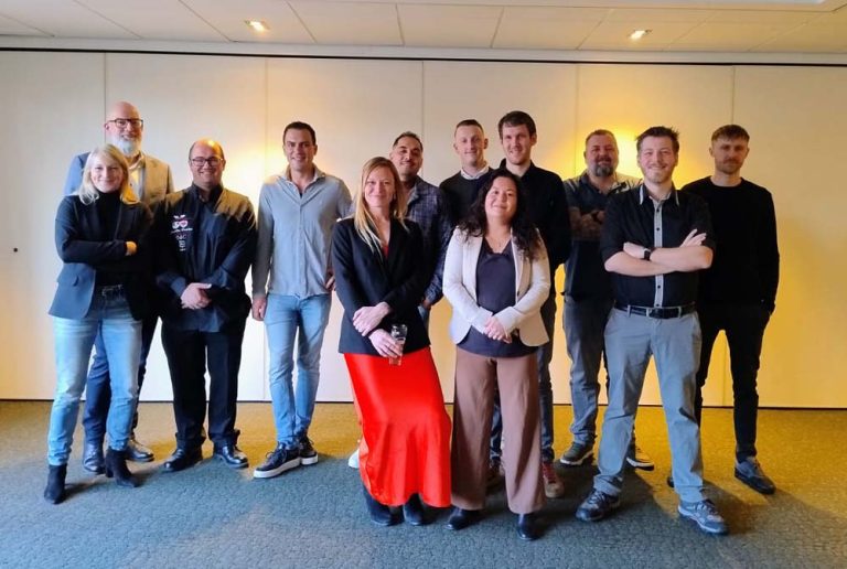 De geslaagde cursisten met docent Bas Struijk